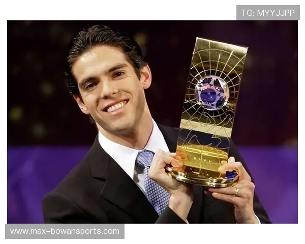 足球球星下大巴车瞬间时尚风采 俊朗西装尽显高贵气质